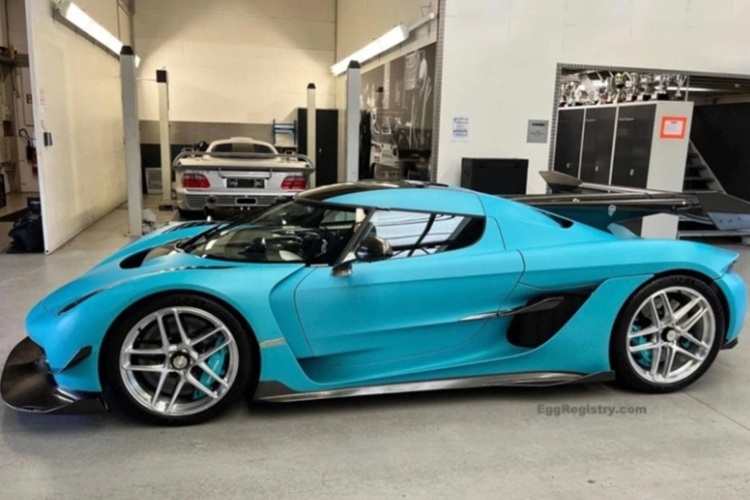 Về cơ bản, chiếc hypercar  Koenigsegg Jesko Attack đặc biệt này sở hữu ngoại thất màu trắng Crystal White nhưng trước khi được bàn giao cho chủ nhân, xe đã được dán lại ngoại thất màu xanh mờ Tiffany Blue. Xe sở hữu bộ mâm hợp kim nhôm tiêu chuẩn đi cùng cùm phanh màu xanh Tiffany Blue và tùy chọn gương chiếu hậu ốp sợi carbon.