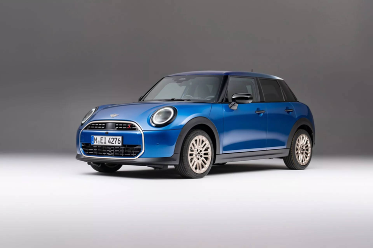 MINI Cooper 2025 thế hệ mới đã từng xuất hiện lần đầu vào năm 2023 với kiểu dáng 3 cửa quen thuộc và các biến thể thuần điện cũng như sau đó là có thêm động cơ đốt trong vào đầu năm 2024.