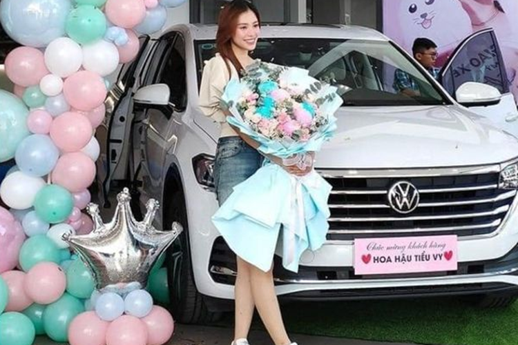 Với thiết kế sang trọng và không gian nội thất đầy đủ tiện nghi,  Volkswagen Viloran thế hệ mới dần trở thành sự lựa chọn của nhiều người nổi tiếng. Mới đây, Hoa hậu Tiểu Vy đã trở thành chủ nhân của chiếc MPV mang thương hiệu Đức này ở tuổi 23.