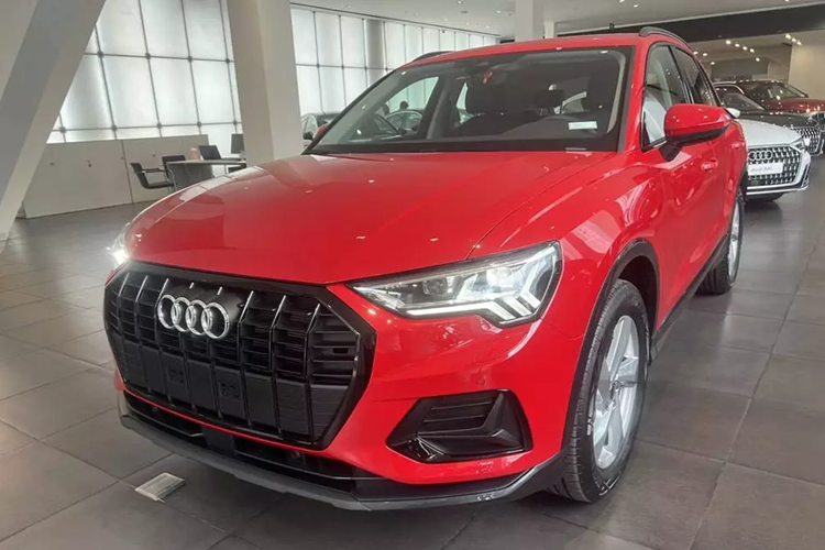 Audi Q3 là mẫu SUV hạng sang đã lâu không được nâng cấp ở thị trường Việt Nam. Tuy nhiên, cách đây không lâu, những chiếc  Audi Q3 2024 mới đã bắt đầu có mặt tại đại lý Việt. Xe thuộc phiên bản Black Edition và được phát triển dựa trên Q3 Advanced 35 TFSI cũ.