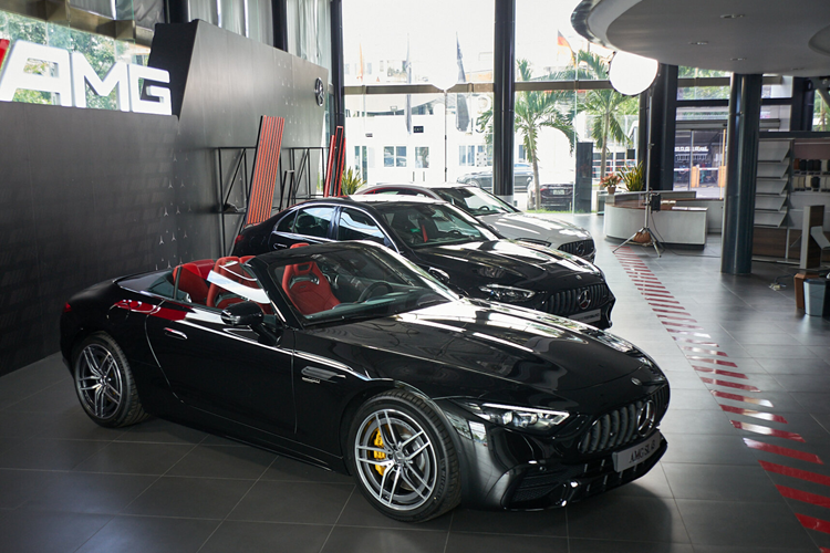  Mercedes-AMG SL 43 mui trần là phiên bản thứ 3 thuộc dòng Mercedes-AMG SL R232 (thế hệ thứ 7 của dòng SL-Class), trước đó hãng xe Đức đã từng giới thiệu các mẫu SL 55 4MATIC+ và SL63 4MATIC+ vào cuối năm 2021. Mercedes-AMG SL được xem là biểu tượng xe thể thao mui trần.