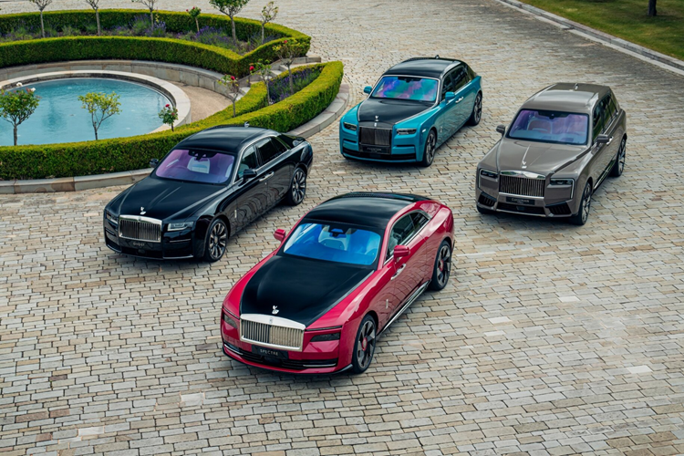 Rolls-Royce Motor Cars năm nay đã mang đến Lễ hội tốc độ Goodwood 2024 với 4 mẫu xe  Rolls-Royce cá nhân hoá Bepsoke dựa trên 4 dòng xe chính của thương hiệu bao gồm Phantom Extended, Ghost, Spectre và phiên bản mới nhất của Cullinan, mỗi chiếc sẽ mang đến sự thể hiện độc đáo về tay nghề thủ công vô song độc đáo của thương hiệu.