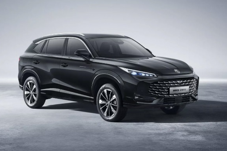  MG HS 2025 mới được định vị là mẫu CUV cỡ C, xe có kích thước dài x rộng lần lượt là 4.655 x 1.890 mm, chiều dài cơ sở được kéo dài thêm 45 mm so với phiên bản tiền nhiệm.