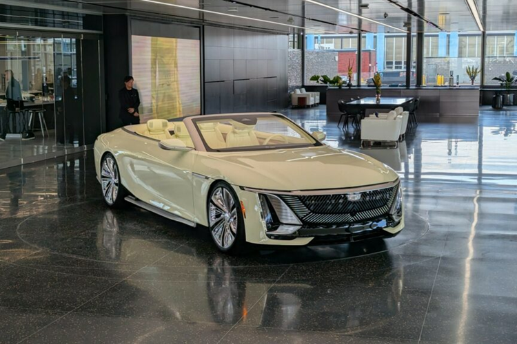 Thương hiệu Cadillac mới đây đã hé lộ mẫu Concept Sollei dựa trên Celestiq với thiết kế riêng biệt lấy cảm hứng từ mặt trời, du lịch và giải trí. Mẫu  Cadillac Solleit Concept 2025 mới được thiết kế với chiều dài tổng thể lớn, mui trần cùng hai cửa lớn mang đậm hình tượng xe chơi.