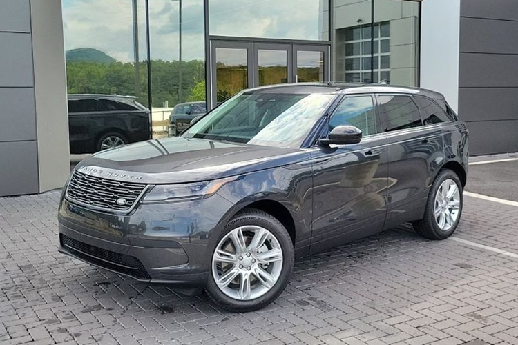 Mới đây, một số đại lý Land Rover chính hãng đã thông báo nhận đặc cọc mẫu  Range Rover Velar 2024 tại Việt Nam. Nhân viên tư vấn bán hàng cho biết hiện đã có 10 khách hàng đặt cọc chờ xe, lô xe đầu tiên dự kiến về nước vào cuối năm nay.