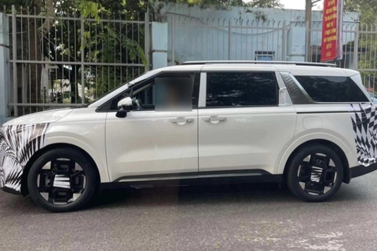 Theo đó, có hai chiếc Kia Carnival 2025 tại Việt Nam. Dù được ngụy trang kỹ càng nhưng vẫn có thể nhận ra một chiếc có bộ mâm được thiết kế khá giống với Carnival facelift ở thị trường quốc tế.