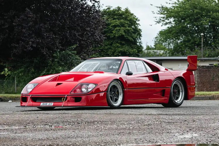  Ferrari F40 huyền thoại là một mẫu xe cổ điển hiện đại của Maranello và là chiếc xe thương mại đầu tiên của Ferrari có khả năng đạt tốc độ tối đa 322 km/h và là chiếc xe mở ra xu hướng phát triển của những chiếc siêu xe đường phố 25 năm trước khi những mẫu xe này trở thành hiện thực.