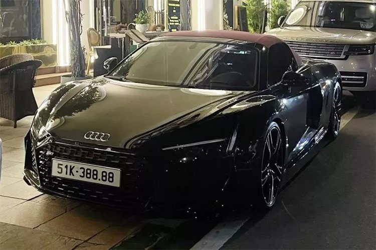 Theo tìm hiểu, Audi R8 V10 Spyder Facelift đời 2022 này được đưa về Việt Nam theo diện nhập khẩu tư nhân. Xe thuộc sở hữu của một đại gia Sài Gòn, người từng khiến giới mê xe trong nước phải trầm trồ khi âm thầm sưu tập dàn siêu xe và phần lớn đều được đeo biển số tứ quý 8.