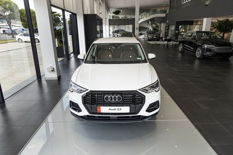  Audi Q3 Advanced Black Edition 2024 mới mang ngoại hình cá tính, thể thao và tinh tế với những điểm nhấn màu đen trên thân xe như khu vực lưới tản nhiệt, viền cửa sổ và cản trước-sau và giá nóc. Đi kèm với đó là bộ mâm 5 chấu với cỡ lốp 235/55 R18.