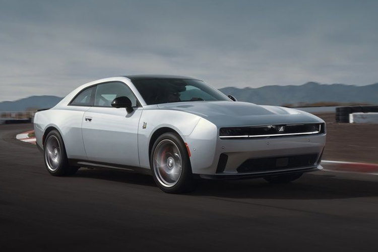 Ra mắt vào tháng 3 năm nay,  Dodge Charger Daytona 2024 chạy điện nhanh chóng thu hút sự quan tâm của nhiều khách hàng. Đây là lần đầu tiên mẫu xe này được trang bị hệ thống truyền động điện, thay thế cho động cơ V8 vốn làm nên tên tuổi của các dòng xe cơ bắp.