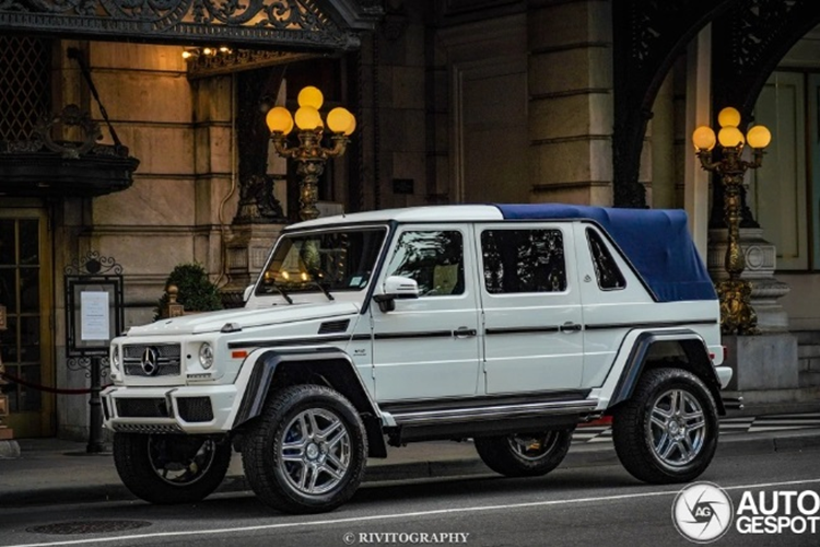 Ở phần ngoại hình, chiếc  Mercedes-Maybach G650 Landaulet độ này có nhiều đường nét tương đồng với mẫu G 650 Landaulet nguyên bản được bán chính hãng vào năm 2017. Xe có phần đầu được thiết kế hầm hố, đi cùng một số chi tiết chrome làm điểm nhấn.