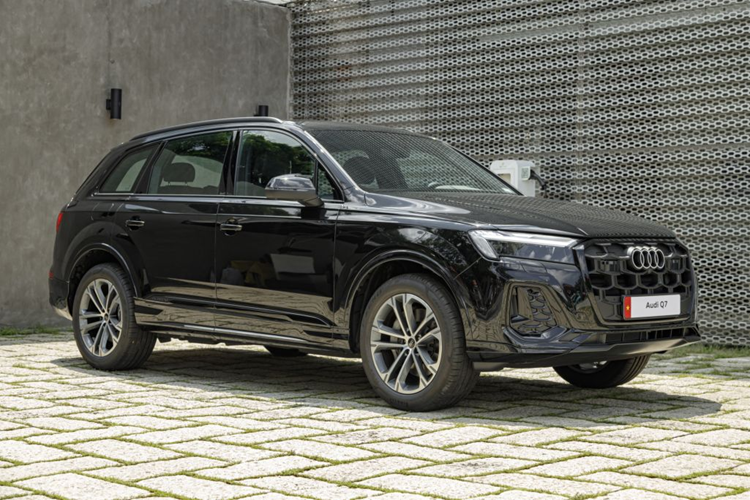  Audi Q7 và Q8 2024 mới có giá khởi điểm lần lượt là 3,59 tỷ đồng và 4,2 tỷ đồng. Hiện cả hai mẫu xe này đã có mặt tại các showroom của Audi trên toàn quốc để khách hàng có thể đến tham quan, trải nghiệm. Phiên bản Audi Q7 45 TFSI quattro là mẫu SUV đầu bảng của thương hiệu, sở hữu những công nghệ và thiết kế tiên phong trong phân khúc.