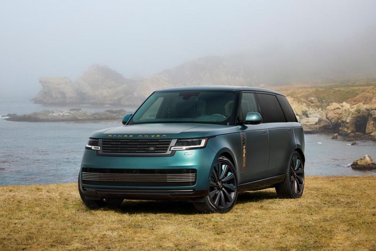 Tại Tuần lễ xe hơi Monterey, Land Rover đã bất ngờ công bố ra mắt  Range Rover SV Carmel Edition mới. Phiên bản đặc biệt này được lấy cảm hứng từ những cánh rừng và vách đá ven biển gần Carmel, California và chỉ được sản xuất với số lượng giới hạn 17 chiếc.