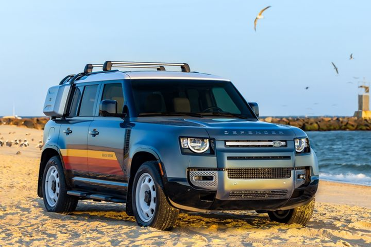 Phiên bản  Land Rover Defender Beach Break đặc biệt này được nâng cấp dựa trên mẫu Defender 110. Xe có lớp sơn Tasman Blue lấy cảm hứng từ đại dương đi kèm phần nóc màu trắng tương phản.