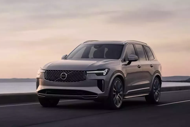 Vào ngày 4/9/2024, hãng Volvo đã chính thức tung ra phiên bản nâng cấp giữa vòng đời của dòng SUV hạng sang Volvo XC90. So với phiên bản cũ, mẫu  Volvo XC90 2025 mới này được nâng cấp về mặt thiết kế, công nghệ và chất liệu nội thất cùng động cơ hybrid tiết kiệm nhiên liệu hơn.