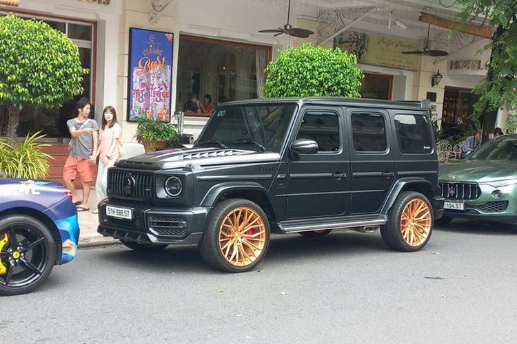  Mercedes-AMG G63 hạng sang không còn là mẫu xe xa lạ đối với giới mê xe tại thị trường Việt Nam. Mặc dù G63 có mức giá mua mới lên tới 12 tỷ đồng, thế nhưng không ít vị đại gia sẵn sàng xuống tiền để sở hữu mẫu SUV off-road sang trọng này.