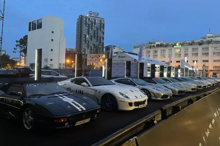 Tại Gumball 3000 2024 vừa diễn ra ở Việt Nam trong 2 ngày 14 và 15/9/2024, ngoài hơn 100 siêu xe của các thành viên tham dự còn có 18 siêu xe bao gồm 15 xe Ferrari và Bugatti Veyron, cùng 2 chiếc xe Ford GT. Đáng chú ý, dàn xe Ferrari của Đặng Lê Nguyên Vũ mang ra trưng bày được xe là độc đáo nhất.