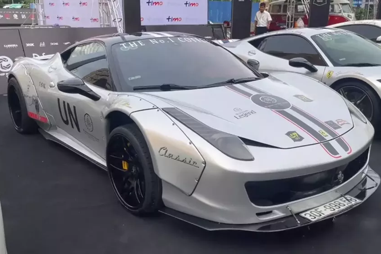 Ở tại hành trình siêu xe Gumball 3000 2024 diễn ra trong 8 ngày, trong đó, 2 ngày đầu tiên được tổ chức ở Việt Nam đã mang đến cho giới mê xe 1 bữa tiệc siêu xe đúng nghĩa, từ những mẫu xe độ độc lạ đến các xe chưa từng xuất hiện hay ở ẩn khá lâu, trong số này, có chiếc  Ferrari 458 Italia độ Liberty Walk.