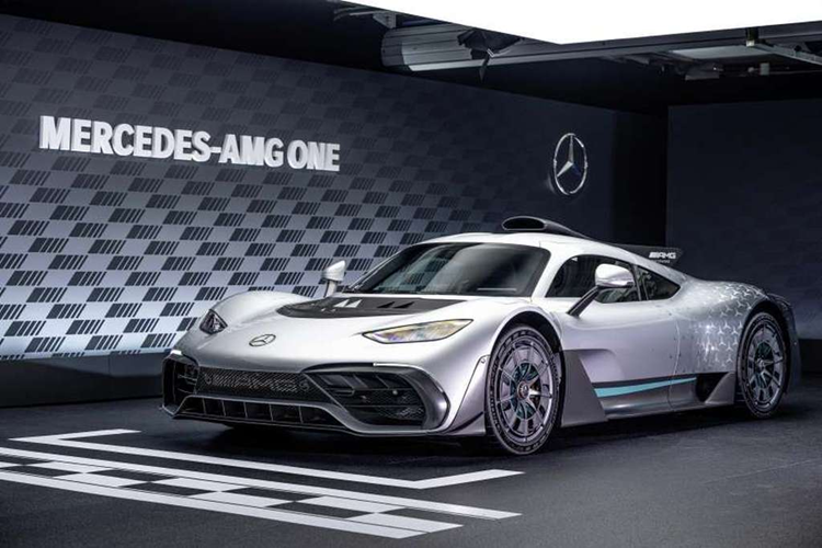 “Bom tấn”  Mercedes-AMG One siêu hiếm gần đây đã được bàn giao cho một khách hàng VIP, trong khuôn khổ của tuần lễ đua xe F1 được tổ chức ở Singapore. Sự kiện bàn giao xe diễn ra tại khu vườn Silver Leaf thuộc tổ hợp công viên Gardens by the Bay, Singapore.