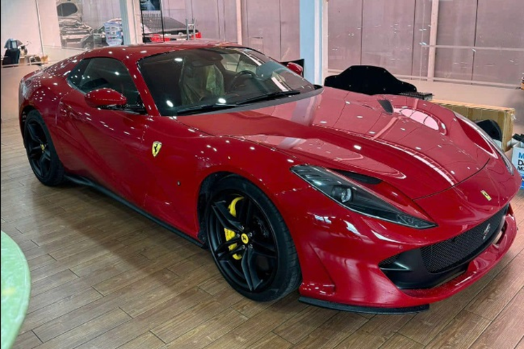 Đến nay, thông tin về chiếc  Ferrari 812 GTS Rossa 70th Anniversary màu độc này đã dần được hé lộ. Cụ thể, siêu xe mui trần Ferrari 812 GTS vừa về thị trường Việt Nam sở hữu màu sơn đỏ Rosso 70th Anniversary trị giá gần 12.500 USD (tương đương khoảng 310 triệu đồng).