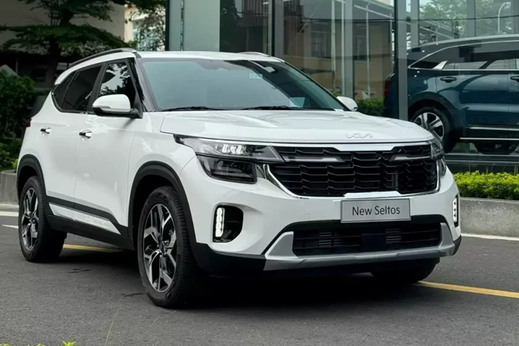  Kia Seltos 2024 nâng cấp đã chính thức trình làng ở thị trường Việt Nam vào hồi tháng 4/2024. Ban đầu, xe có 4 phiên bản, bao gồm 1.5 AT, 1.5 Luxury, 1.5 Premium và 1.5 Turbo GT-Line. Đến tháng 5/2024, mẫu SUV cỡ B này được bổ sung phiên bản mới là 1.5 Turbo Luxury. Sang tháng 6/2024, Kia Seltos lại có thêm phiên bản 1.5 Deluxe.