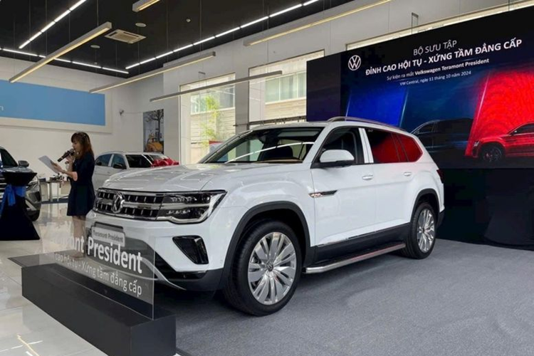 Theo thông tin từ đại lý, chỉ có 88 chiếc  Volkswagen Teramont President về Việt Nam trong năm 2024, đi kèm mức giá 2,399 tỷ đồng. Trong khi đó, Teramont X có giá từ 1,998 - 2,168 tỷ đồng và Teramont Limited được niêm yết ở mức 2,499 tỷ đồng.