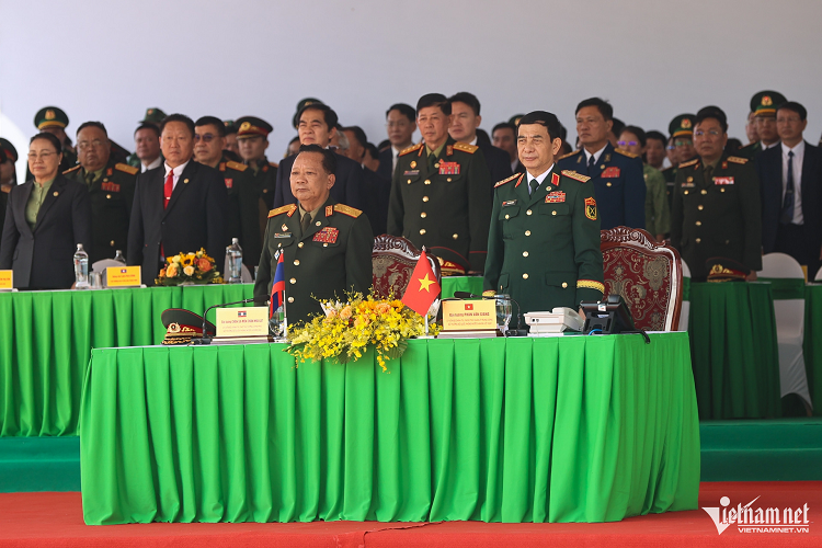 Đại tướng Phan Văn Giang, Bộ trưởng Bộ Quốc phòng và Đại tướng Chansamone Chanyalath, Phó Thủ tướng, Bộ trưởng Bộ Quốc phòng Lào trực tiếp theo dõi, chỉ đạo diễn tập. 