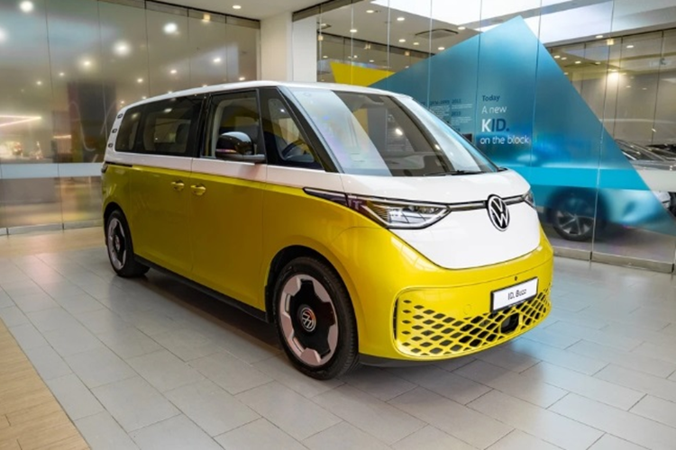  Volkswagen ID. Buzz 2025 mới sở hữu thiết kế cổ điển, lấy cảm hứng từ chiếc Microbus mang tính biểu tượng của hãng xe Đức. Xe được phát triển trên nền tảng quốc tế MEB với kích thước chiều dài 4.712 mm, rộng 1.985 mm, cao 1.927 mm và có chiều dài cơ sở 2.989 mm