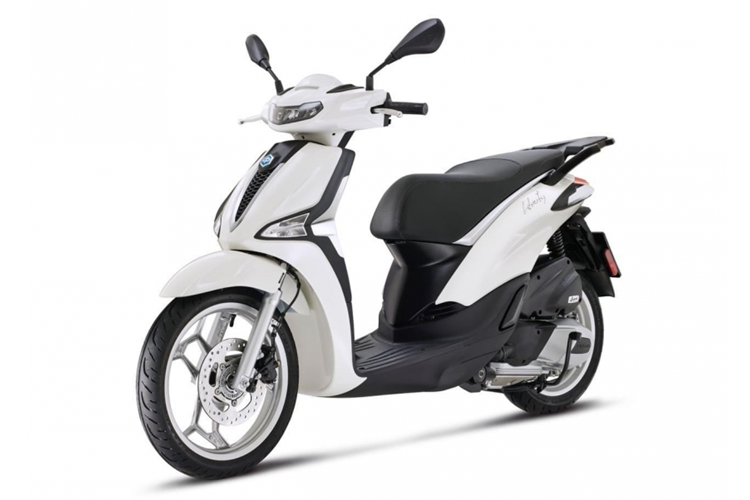  Piaggio Liberty 2025 mới sẽ được phân phối tại thị trường châu Âu với ba tùy chọn động cơ: 50cc, 125cc và 150cc. Xe sở hữu thiết kế mới với đèn pha LED mỏng hơn và cà vạt bổ sung các hoạ tiết lấy cảm hứng từ Medley.