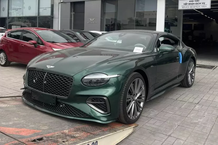 Vào tháng 6 giữa năm nay, hãng xe sang Anh quốc đã vén màn thế hệ mới của dòng xe siêu sang  Bentley Continental GT 2025 mới, ở thời điểm đó, hãng xe Anh quốc chỉ công bố hình ảnh và thông tin của bản Speed cao cấp nhất, điều này khiến không ít người yêu xe trên thế giới xôn xao.