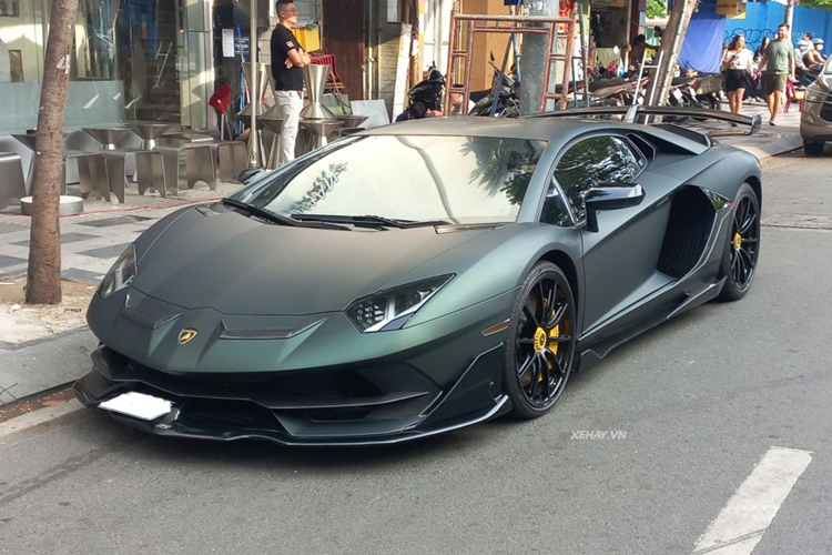 Ban đầu siêu xe  Lamborghini Aventador SVJ tại Việt Nam này sở hữu ngoại thất màu vàng Giallo Evros cá tính nhưng mới đây đã được “thay áo mới” sang màu xanh nhám quân đội.