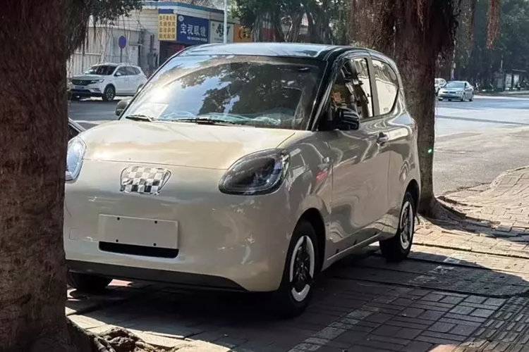 Phiên bản ba cửa của  Wuling Hongguang Mini EV 2025 mới đã bị phát hiện đang thử nghiệm với lớp ngụy trang rất hạn chế. Cũng có hình ảnh của phiên bản năm cửa. Quan trọng là chúng ta đã có cái nhìn đầu tiên về nội thất trông như thế nào, và nó khá khác so với chiếc xe thế hệ đầu tiên.