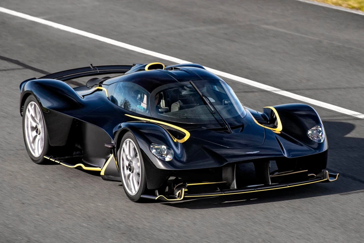 Ra mắt vào tháng 8/2021,  siêu xe Aston Martin Valkyrie Spider là biến thể mui trần của chiếc Valkyrie. Chiếc xe được thừa hưởng những công nghệ từ các mẫu xe đua F1 của đội đua Red Bull Racing.