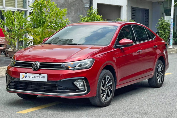 Theo thông tin từ người bán, chiếc  Volkswagen Virtus đời 2022 được đăng ký từ tháng 10/2023, xe có odo khoảng 22.000 km. Khi mua mới, Virtus bản Luxury có giá lên đến 1,069 tỷ đồng. Giá xe sau khi hoàn tất các loại thuế, phí và đăng ký biển số là 1,17 tỷ đồng.