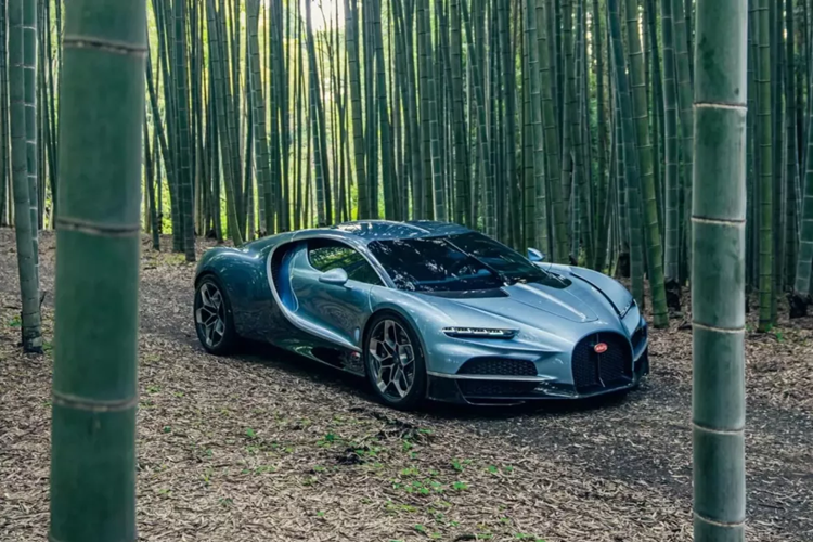 Sau chuyến lưu diễn chớp nhoáng khắp Hoa Kỳ, siêu xe  Bugatti Tourbillon hoàn toàn mới đã đến châu Á, nơi nó được giới thiệu với khách hàng, giới truyền thông và người hâm mộ tại Singapore cũng như là ở Nhật Bản.