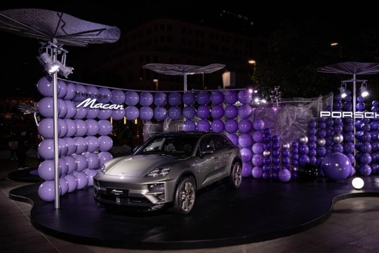 Theo đó,  Porsche Macan EV tại Việt Nam sẽ được phân phối với 4 phiên bản, bao gồm: Macan thuần điện (3,348 tỷ đồng), Macan 4 thuần điện (3,63 tỷ đồng), Macan 4S thuần điện (4,23 tỷ đồng) và Macan Turbo thuần điện (5,86 tỷ đồng).