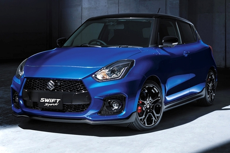  Suzuki Swift Sport ZC33S Final Edition mới được trang trí đặc biệt dựa trên cấu hình bản Swift Sport. Ngoại thất xe ấn tượng bởi dàn mâm hợp kim 17 inch tông màu đen bóng, bọc lốp 195/45 R17 tương phản với kẹp phanh màu đỏ. Đi kèm với nhãn dán mã ZC33S trên trụ nóc sau.