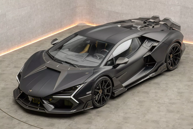  Siêu xe Lamborghini Revuelto vốn đã sở hữu diện mạo độc đáo khác biệt. Tuy nhiên, hãng độ Mansory vẫn muốn nâng cấp mẫu xe này với diện mạo ấn tượng hơn, góc cạnh hơn. Thương hiệu đã ra mắt bản độ mang tên Mansory Initiate.