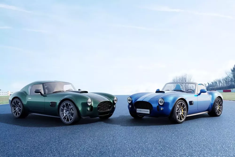 Chiếc  AC Cobra huyền thoại mang tính biểu tượng nổi tiếng với việc nhồi nhét động cơ V8 mạnh mẽ vào khung xe nhỏ gọn của nó. Tuy nhiên, bắt đầu từ năm 2026, chiếc xe cơ bắp này—hay còn gọi là phần còn lại của danh hiệu đó—cũng sẽ được cung cấp động cơ bốn xi-lanh 2.0 lít.