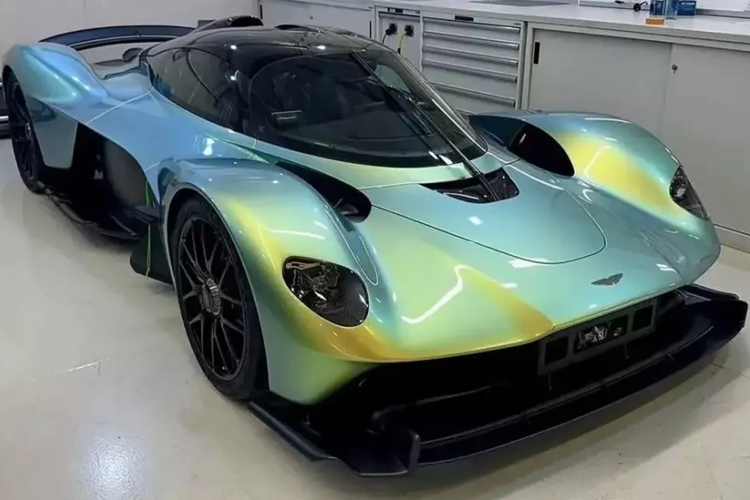  Aston Martin Valkyrie hàng độc là 1 mẫu siêu xe vô cùng đặc biệt, vì nó là xe đua hợp pháp chạy trên đường phố, kiểu cửa cánh chim lạ lắm, cũng như thiết kế độc đáo, đã nhanh chóng giúp mẫu xe này lọt vào mắt xanh của rất nhiều tỷ phú, nhà sưu tập, trong đó có 1 doanh nhân Việt.