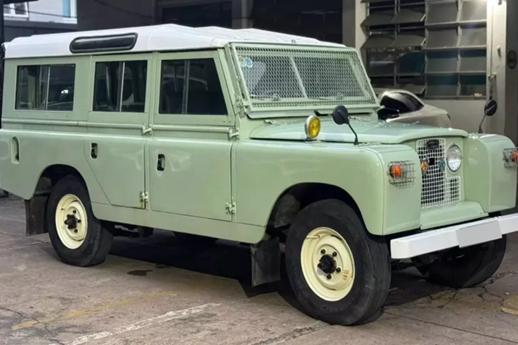  Land Rover Defender cổ điển là 1 trong các xe SUV địa hình được nhiều đại gia Việt lựa chọn, hiện tại, nó có giá dao động từ 2 tỷ đến hơn 7 tỷ đồng, tùy phiên bản, xe mới hay cũ, nhưng sẽ không ai dám nghĩ 1 chiếc xe đã có vài thập kỷ trên thị trường, lại được rao bán bằng hoặc hơn 1 chiếc xe Mercedes-Benz GLC.