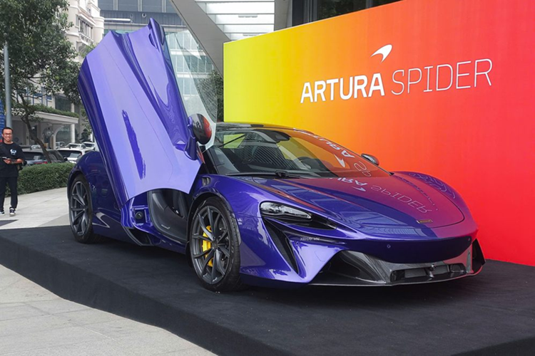 Siêu phẩm  McLaren Artura Spider hơn 18 tỷ đồng mới đây đã được trưng bày công khai tại một sự kiện diễn ra ở TP.HCM. Trên thực tế, McLaren Artura Spider đã được ra mắt chính thức thị trường Việt Nam vào hồi tháng 12 năm ngoái.