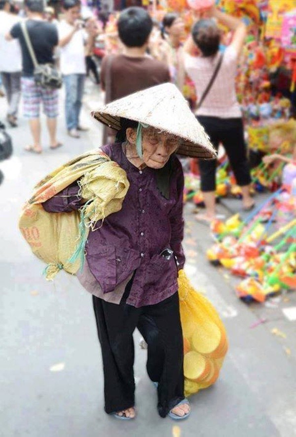 "Cuộc sống". Bức ảnh đã khiến hàng nghìn cư dân mạng phải suy nghĩ. Ngay sau khi chia sẻ ảnh đã nhận gần 7.000 lượt like, gần 200 lượt chia sẻ, cùng nhiều bình luận cảm thương trước số phận bà cụ.