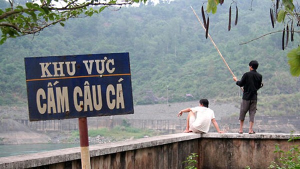 Những biển cấm dường như chỉ được dựng lên rồi để đấy, còn việc người dân thực hiện ra sao thì kệ. 