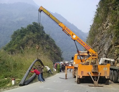 Xe tải đâm vào núi, tài xế tử vong ở Hòa Bình