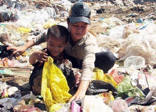 "Nhọc nhằn mưu sinh". Ảnh ghi lại cuộc sống của hai em nhỏ phải mặc quần áo rách rưới, đi nhặt rác bán để kiếm sống qua ngày. Ngay sau khi chia sẻ ảnh đã nhận được hàng nghìn sự đồng cảm từ phía cư dân mạng.