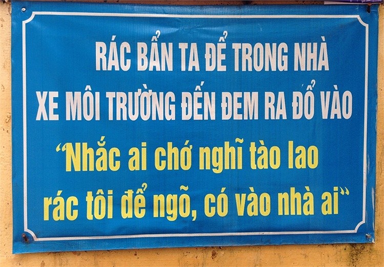 Khu dân phố tổ 11, phường Đồng Tâm (quận Hai Bà Trưng, Hà Nội) trong những năm gần đây trở nên sạch sẽ, văn minh hơn nhờ có những câu thơ khuyên bảo, nhắc nhở lẫn nhau về vệ sinh môi trường và đoàn kết. Và chủ nhân của những câu thơ độc đáo này là ông tổ trưởng dân phố Đặng Quang Hùng.