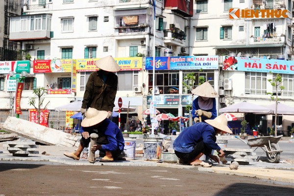 Người dân các tỉnh, trong đó có Thủ đô Hà Nội đang phải trải qua những ngày nắng nóng gay gắt với nhiệt độ ngoài trời cao hơn 40 độ C. Dù vậy, nhịp độ công việc của hầu hết người lao động không hề giảm. Tất cả phải cố gắng vật lộn với cái  nắng nóng Hà Nội vì sinh kế.