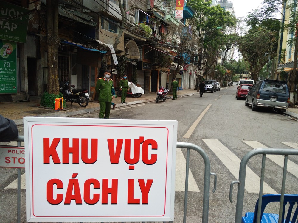 Toàn bộ các phố Trấn Vũ, Trúc Bạch và các phố xung quanh ở quận Ba Đình, Hà Nội đã được lực lượng chức năng nhanh chóng khử trùng để tránh dịch lây lan.