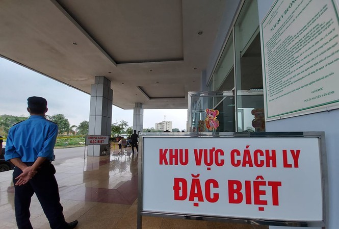 Báo cáo tại cuộc họp Ban chỉ đạo phòng, chống dịch Covid-19 thành phố Hà Nội chiều 9/3, đại diện Bộ Tư lệnh Thủ đô cho biết, những ngày vừa qua, Bộ Tư lệnh Thủ đô tích cực làm công tác tiếp nhận, cách ly các cống dân Việt Nam trở về từ các vùng dịch qua sân bay Nội Bài.(Ảnh Tiền Phong).